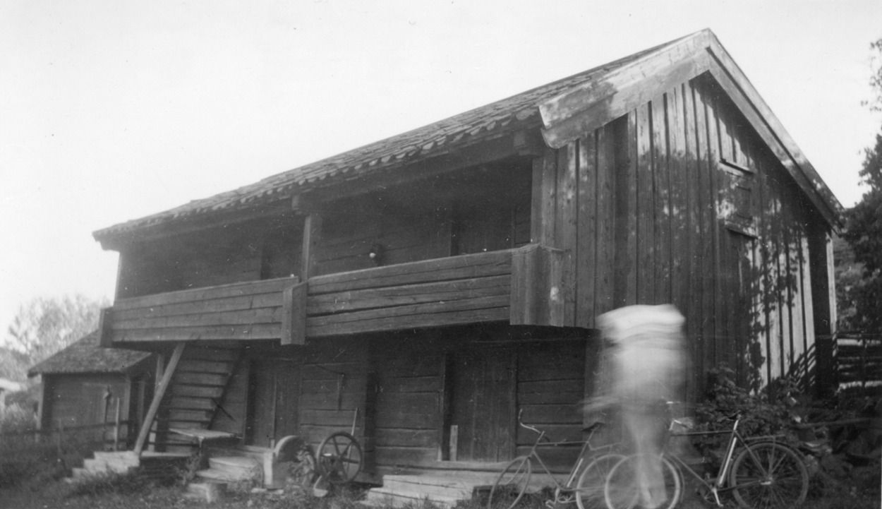 Den andra loftboden, med slipsten och cyklar framför. Fotograf och år okända. Östergötlands museum.