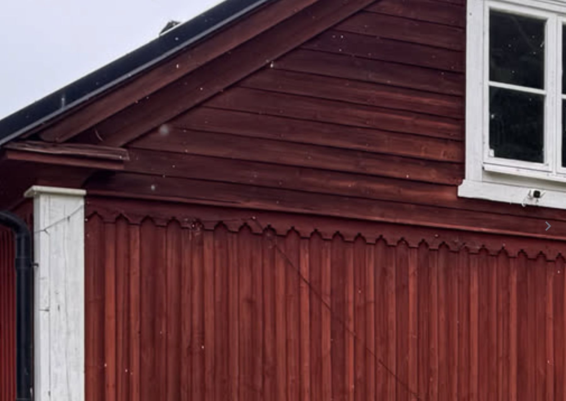 Mariedals panel i dag, med den sågade frisen under gaveln.