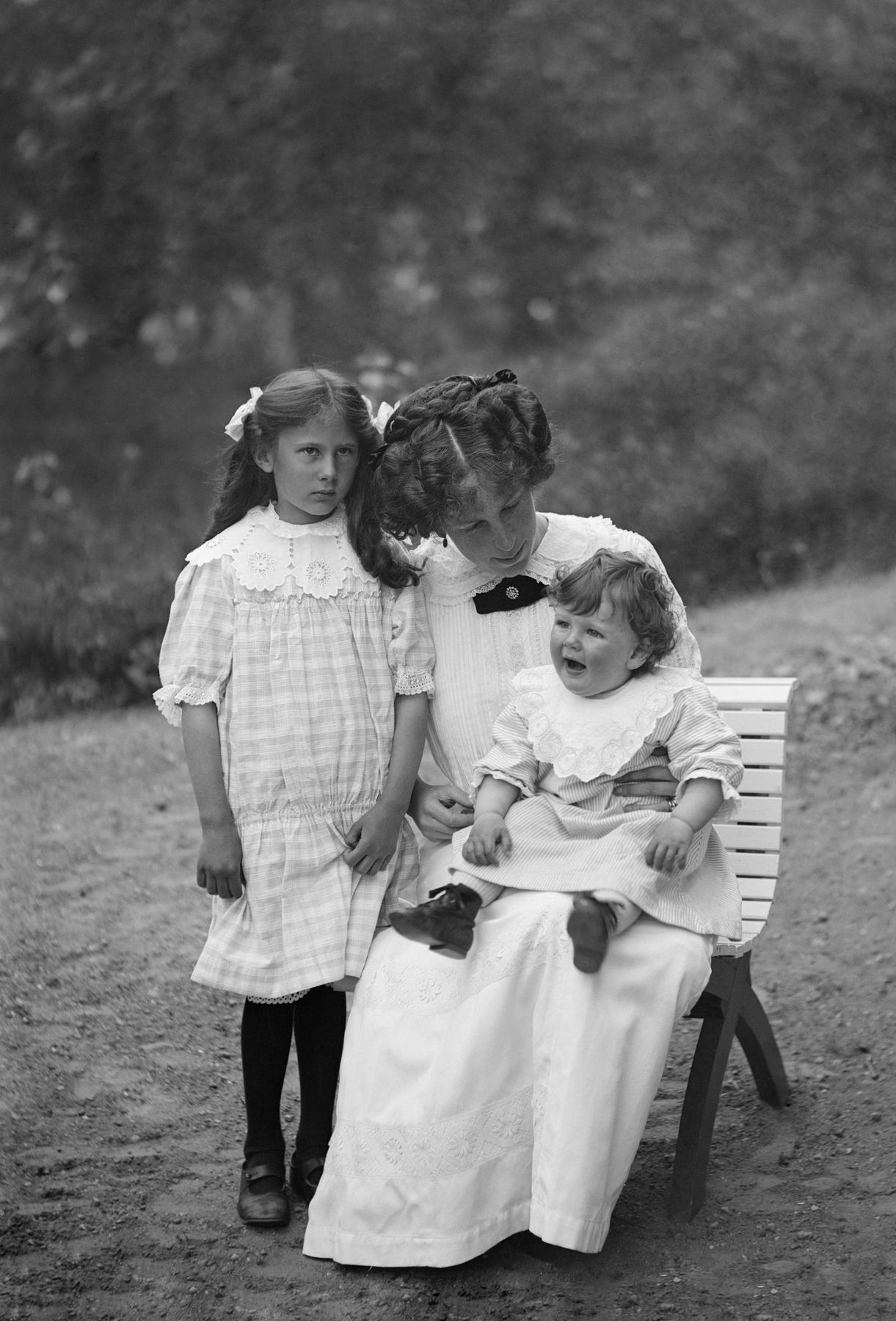 Ellen Spens, född Enhörning, med barn på Engelholm sommaren 1913. Hon var gift med greve Gabriel Spens, sonson till Carl Axel Spens. Östergötlands museum.