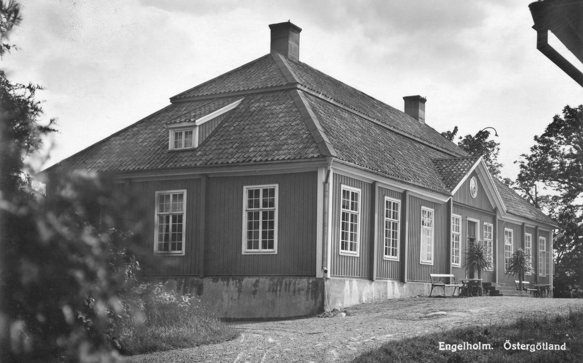 Engelholms huvudbyggnad på ett vykort. Östergötlands museum.