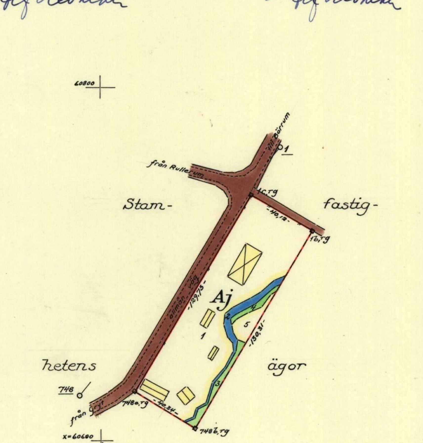 Tomten på avstyckningskartan 1942: boningshuset mitt på och fyra uthus.