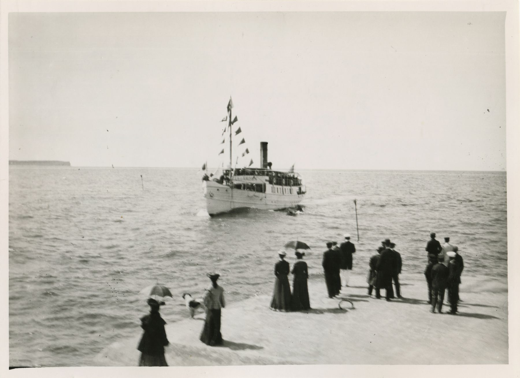 Skärgården (1903) vid en brygga på Vikbolandet, i det skick hon hade när hon gick på traden. Sjöhistoriska museet.