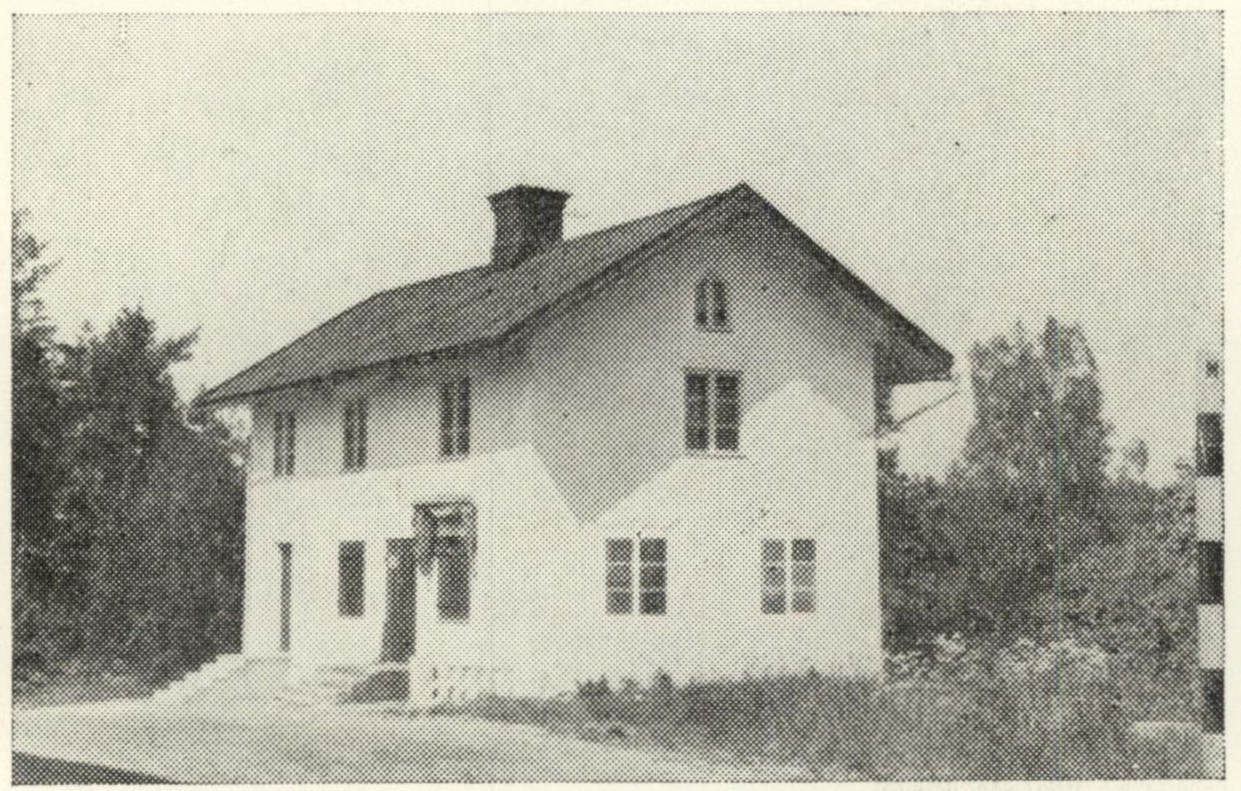 Tegeltorp i början av 1950-talet, då med affärslokal. Om det är samma hus som Ringqvists handelsbod är inte känt. Sveriges bebyggelse.