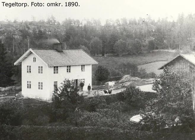 Tegeltorp omkring 1890. De två männen framför dörren är troligen handlanden Axel Ringqvist och brorsonen Valter. Gryts hembygdsförening.